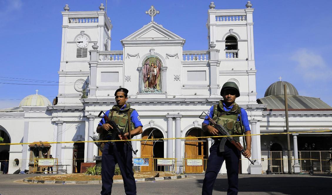 Militärer från den lankesiska flottan bevakar kyrkan S:t Anthony i förorten Kochchikade. Foto: Eranga Jayawardena/AP/TT