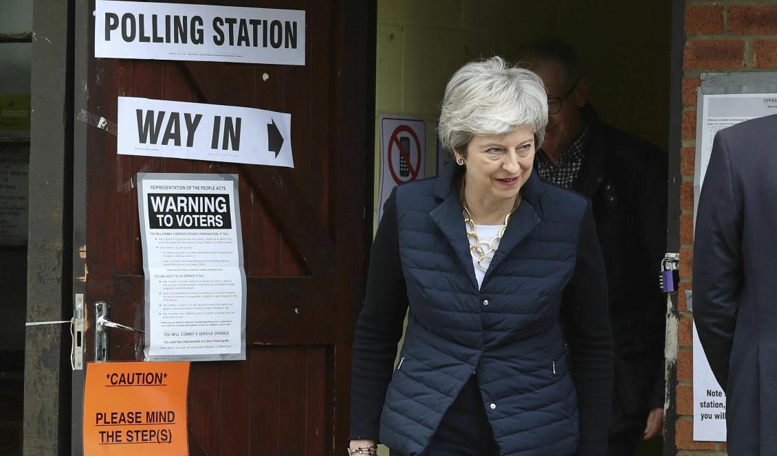 Storbritanniens premiärminister Theresa May efter att ha röstat i lokalvalen i sin egen hemkommun utanför London. Foto: Andrew Matthews/PA/AP/TT
