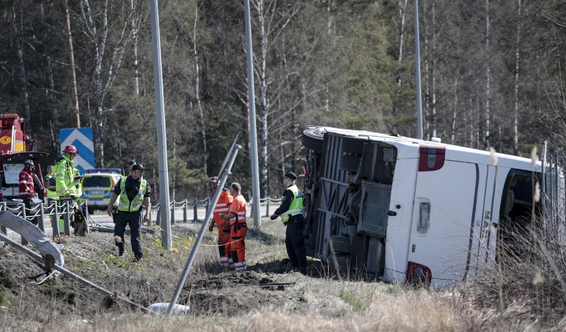 En turistbuss körde av vägen på E18. Flera personer skadades. Foto: Kicki Nilsson/TT