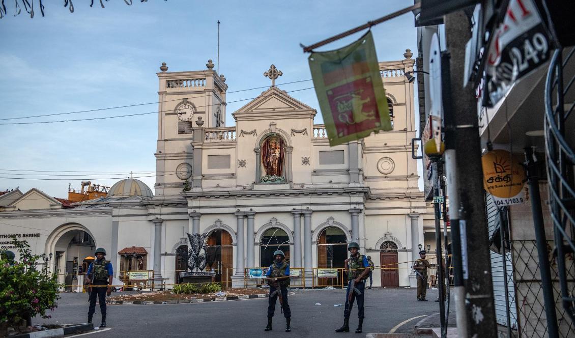 Polis och militär bevakar kyrkan S:t Anthony i Colombo i Sri Lanka den 23 april 2019. Foto: Carl Court/Getty Images