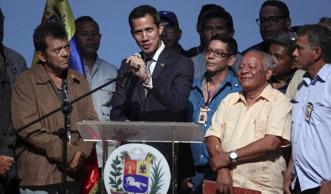 Venezuelas oppositionsledare Juan Guaidó vid sitt tal i huvudstaden Caracas på fredagen. Foto: Martin Mejia/AP/TT
