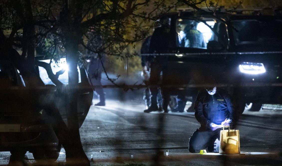 Polisens kriminaltekniker undersöker en bil i det avspärrade område i Helsingborg. Foto: Johan Nilsson/TT