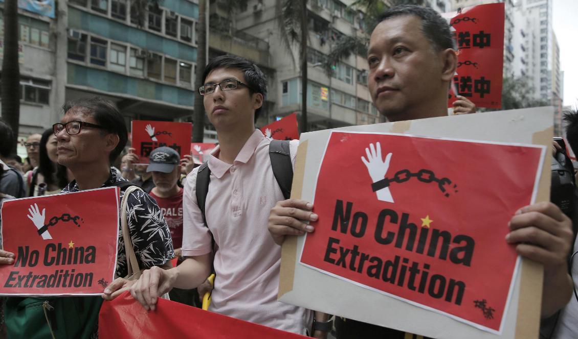 Demonstrationer mot utlämningar till Kina i Hongkong på söndagen. Foto: Vincent Yu/AP/TT