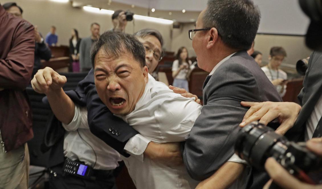 En av ledamöterna under bråket i parlamentet i Hongkong. Foto: Vincent Yu/AP/TT