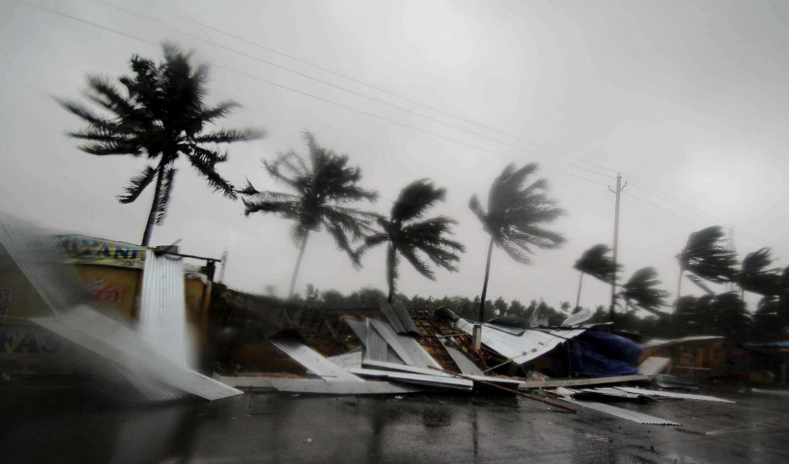 Små butiker i staden Puris utkant har förstörts i ovädret. Foto: AP/TT