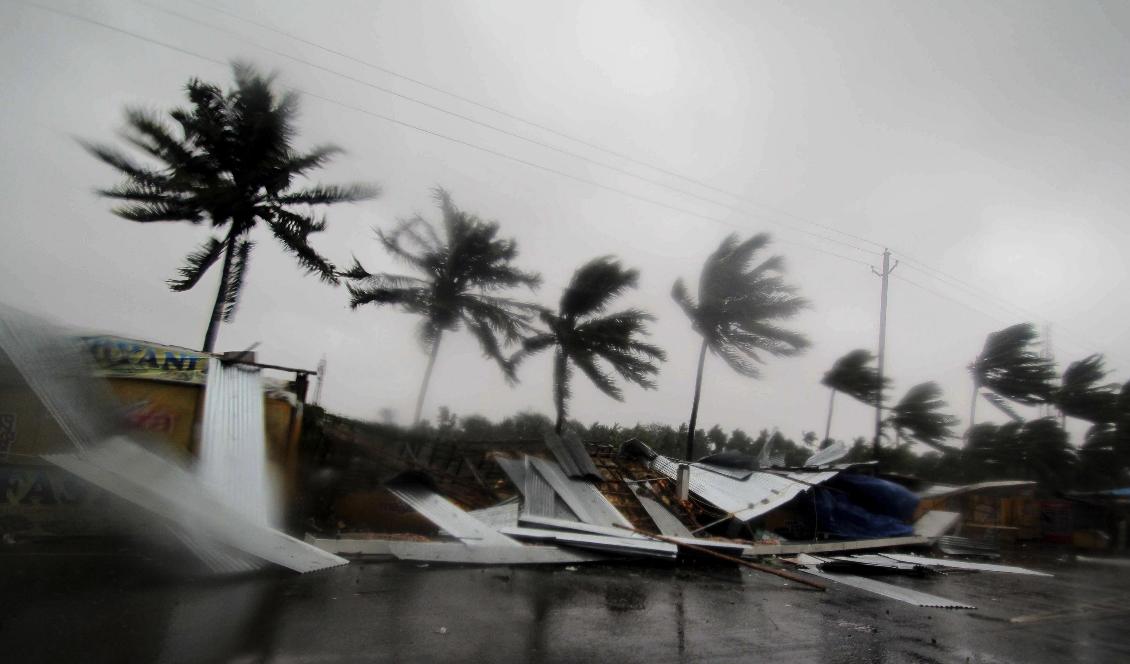 
Små butiker i staden Puris utkant har förstörts i ovädret. Foto: AP/TT                                                