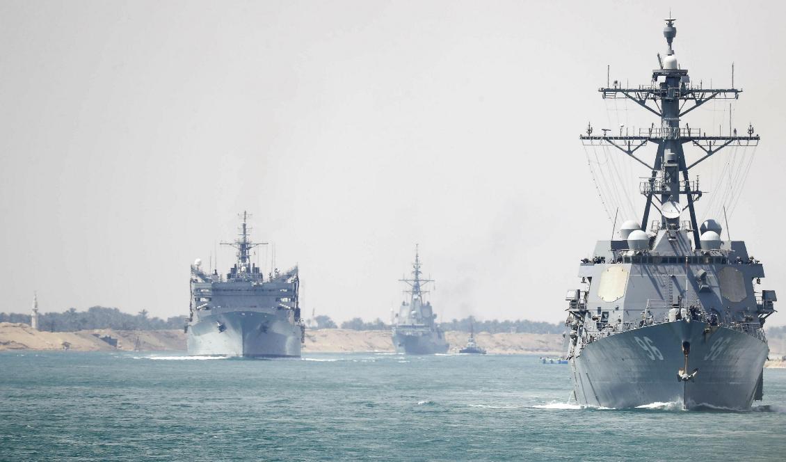 Amerikanska fartyg stationeras i Persiska viken. Här är de på väg genom Suezkanalen i Egypten den 9 maj. Foto: Mass Communication Specialist 3rd Class Darion Chanelle Triplett/U.S. Navy via AP/TT