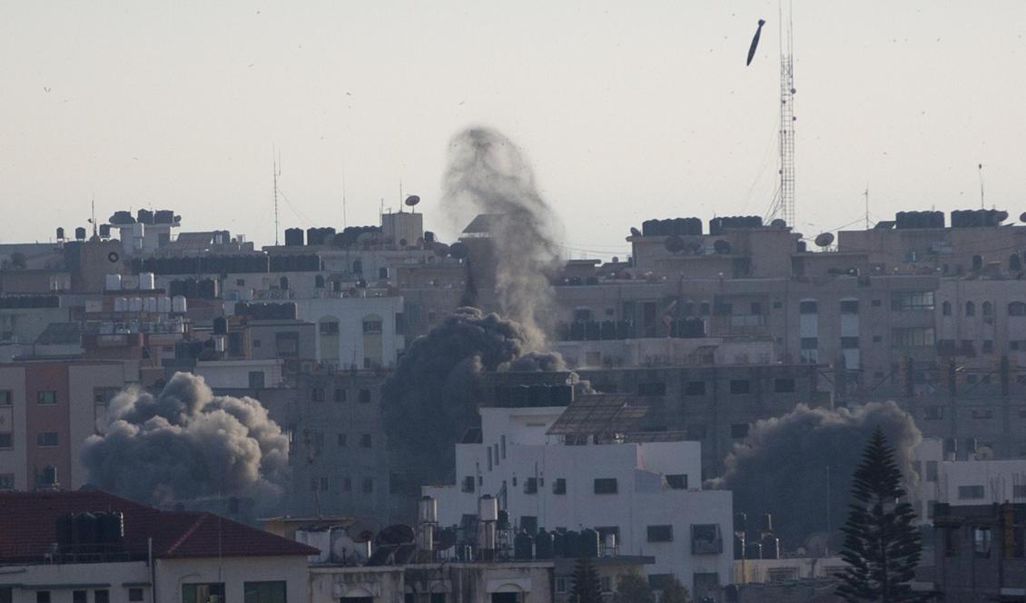 Ett israeliskt luftangrepp mot Gaza stad under söndagen. Foto: Khalil Hamra/AP/TT