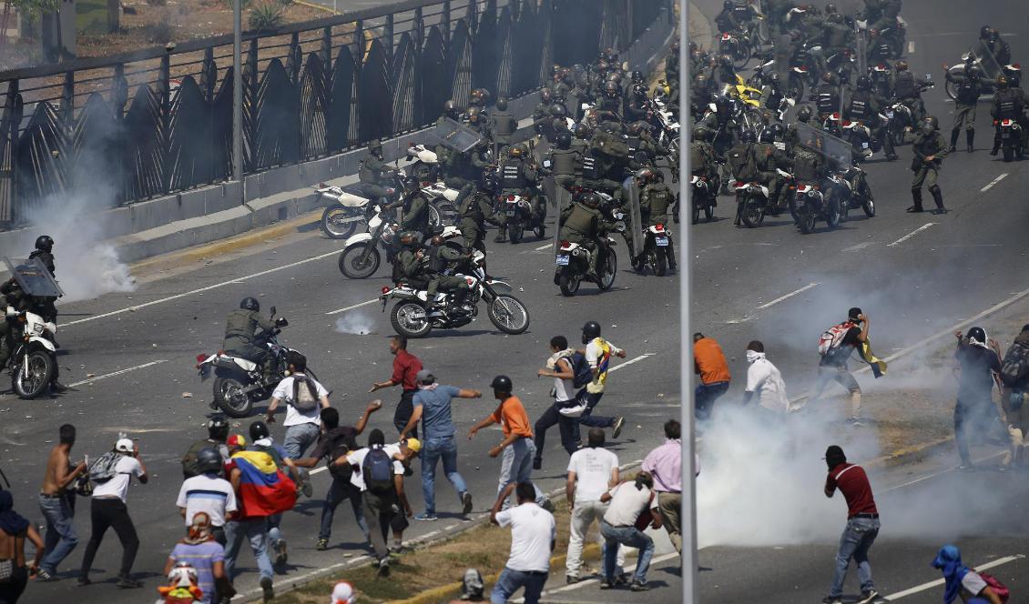 
Demonstranter drabbar samman med det venezuelanska nationalgardet. Foto: Fernando Llano/AP/TT                                                