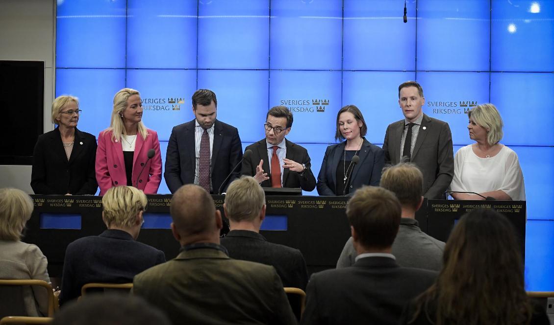 Erik Bengtzboe står här som tredje person från vänster när moderaternas nya talespersoner presenterades 2017. Foto: Janerik Henriksson/TT-arkivbild