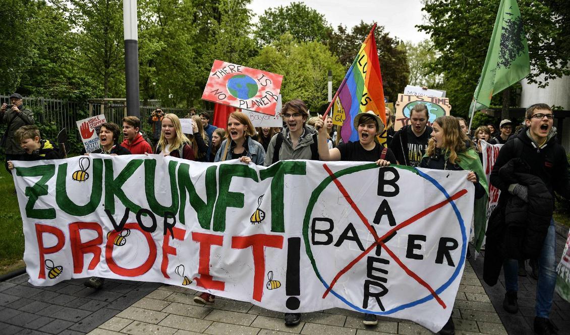
Protester utanför Bayers högkvarter i Bonn. Efter köpet av Monsanto för ett år sedan har Bayers börsvärde halverats. Foto: Martin Meissner/AP/TT                                                