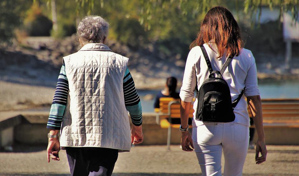 Om man har ett stillasittande arbete kan en halvtimmes promenad om dagen ha stora positiva effekter för hälsan.