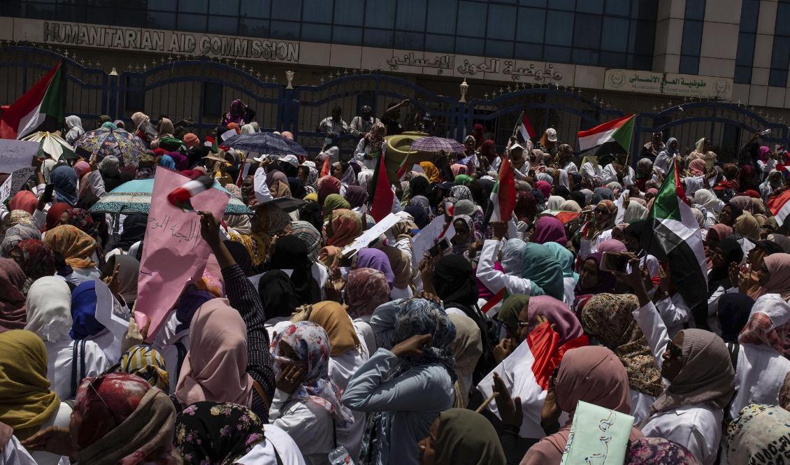 Några av de demonstranter som sittstrejkar i Khartum. Foto: Salih Basheer/AP/TT