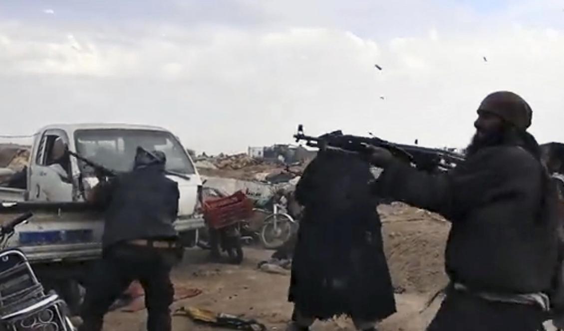 Bilden tagen från en IS-video visar IS-stridande under slutstriden om staden al-Baghuz. Foto: AP/TT-arkivbild