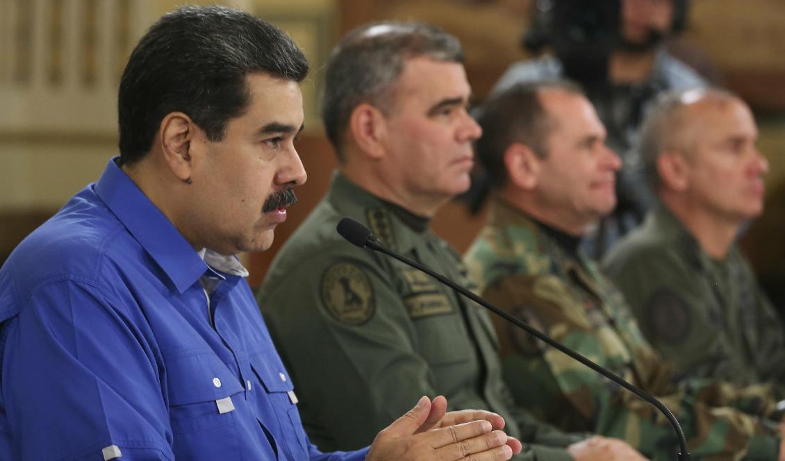 Venezuelas president Nicolás Maduro med höga militärer på onsdagen. Foto: AP/TT