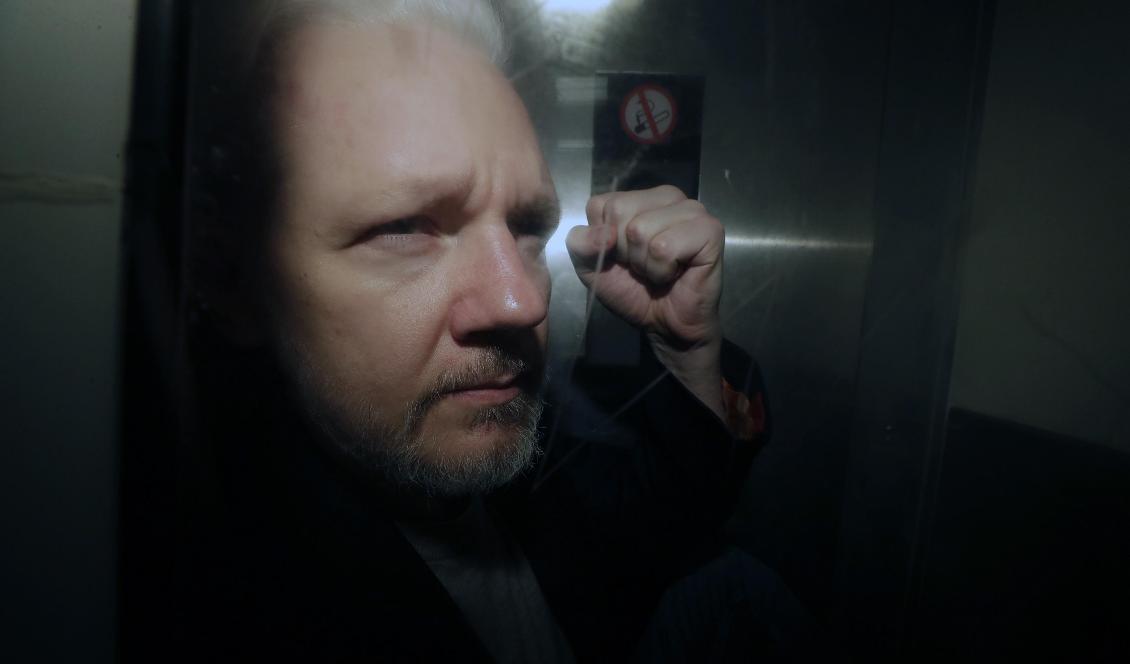 Julian Assange i samband med ett tidigare framträdande i brittisk domstol. I dag hörs han igen. Foto: Matt Dunham/AP/TT
