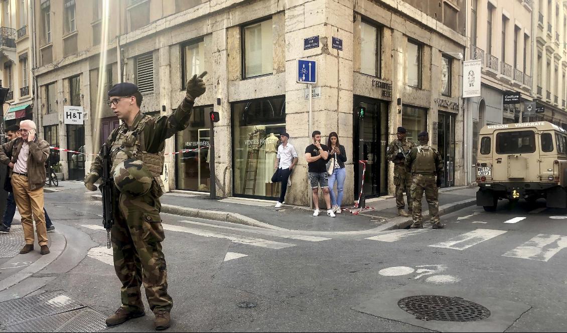 Franska soldater i området där explosionen inträffade. Foto: Sebastien Erome/AP/TT