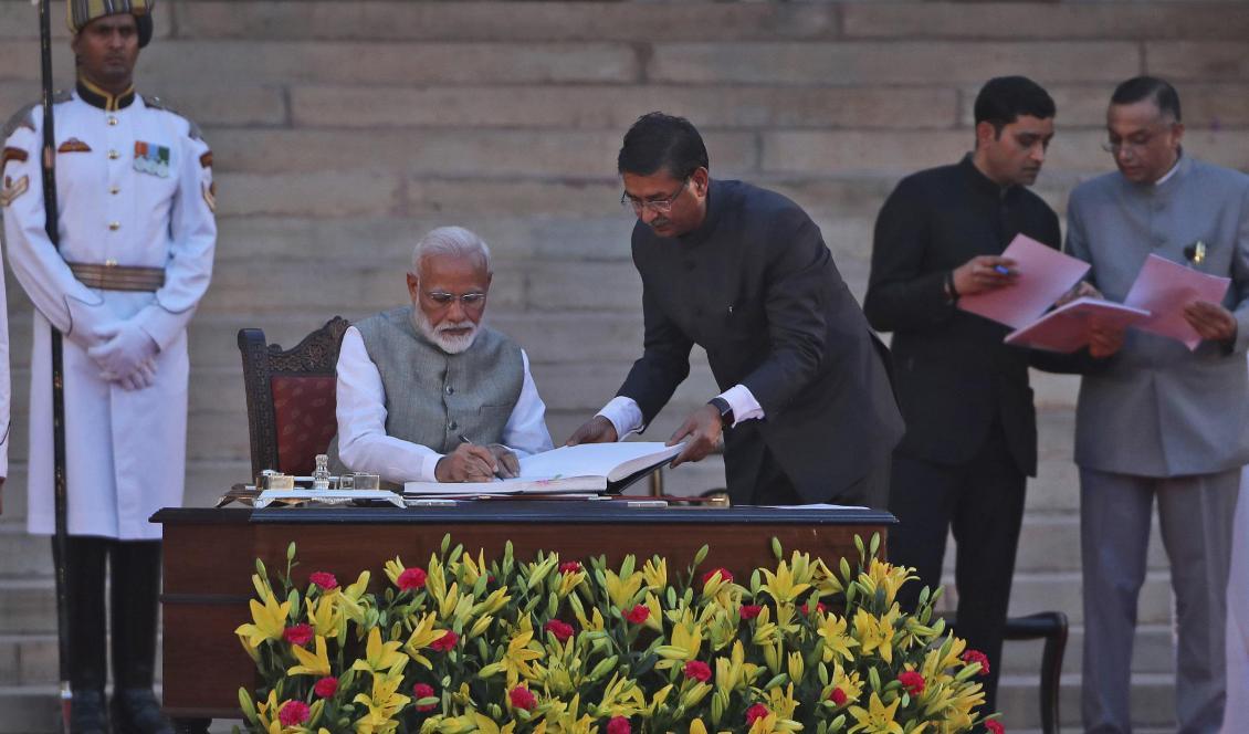 Narendra Modi signerar de rätta pappren efter att ha svurit premiärministerns ed. Foto: Manish Swarup/AP/TT
