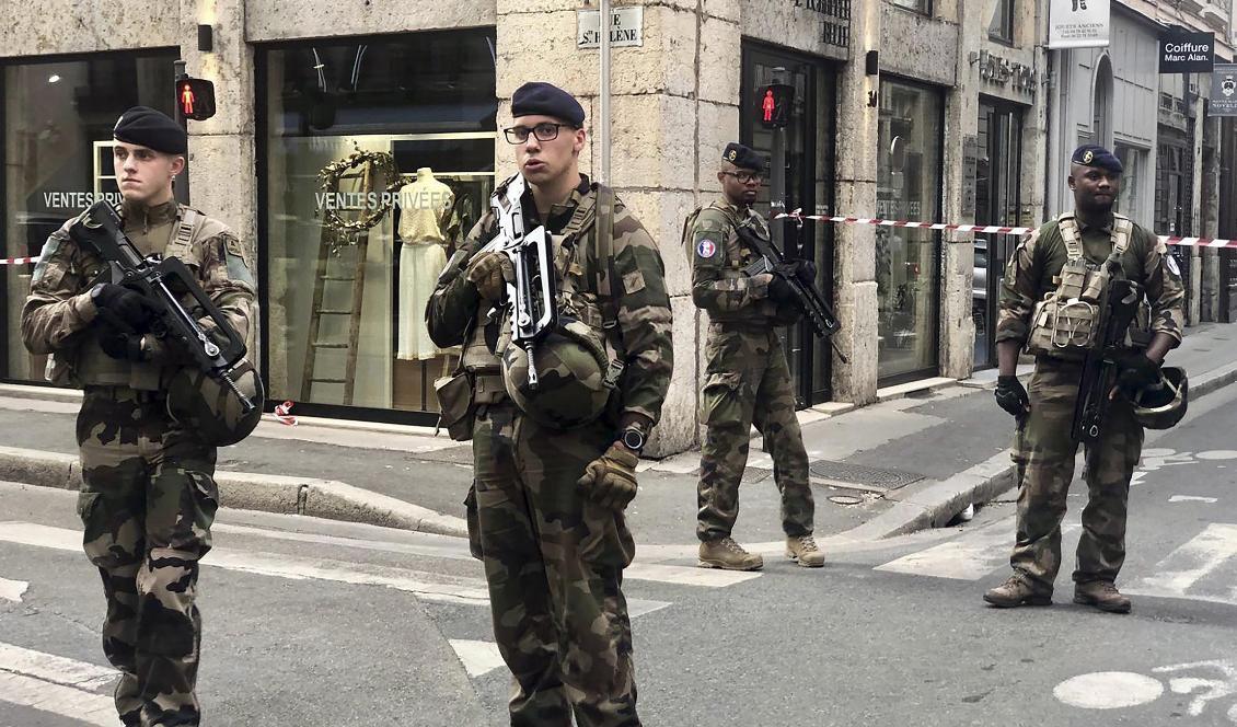 
Franska soldater i närheten av platsen där bomben utlöstes. Bilden är från den 24 maj. Foto: Sebastien Erome/AP/TT                                                