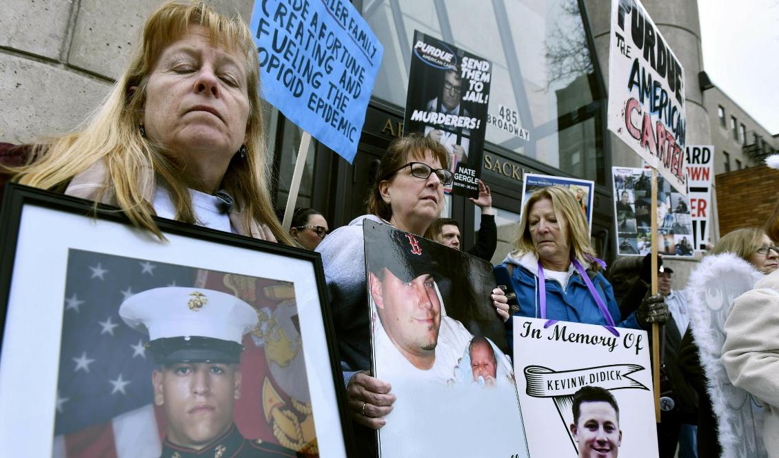 Opiatepidemin engagerar i USA. Här demonstrerar föräldrar som förlorat sina barn i opiatöverdoser i delstaten Massachusetts. Foto: Josh Reynolds/AP/TT