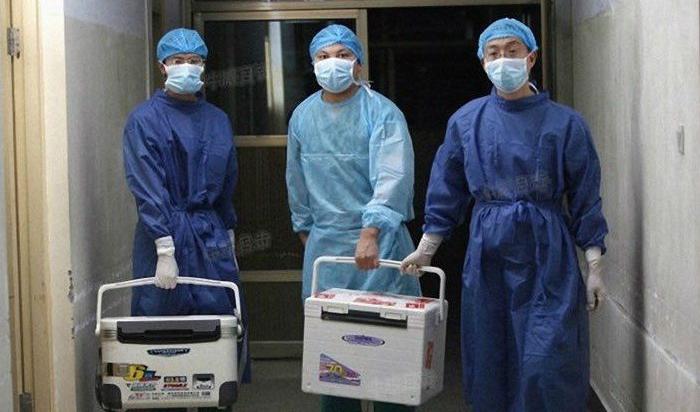 Kinesiska läkare bär färska organ för donation vid ett sjukhus i Henan-provinsen den 16:e augusti , 2012. (Screenshot/Sohu.com)