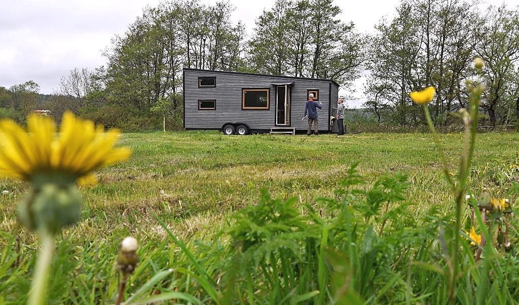 Ingemar vid sitt Tiny House. Foto: Sandra Junhammar