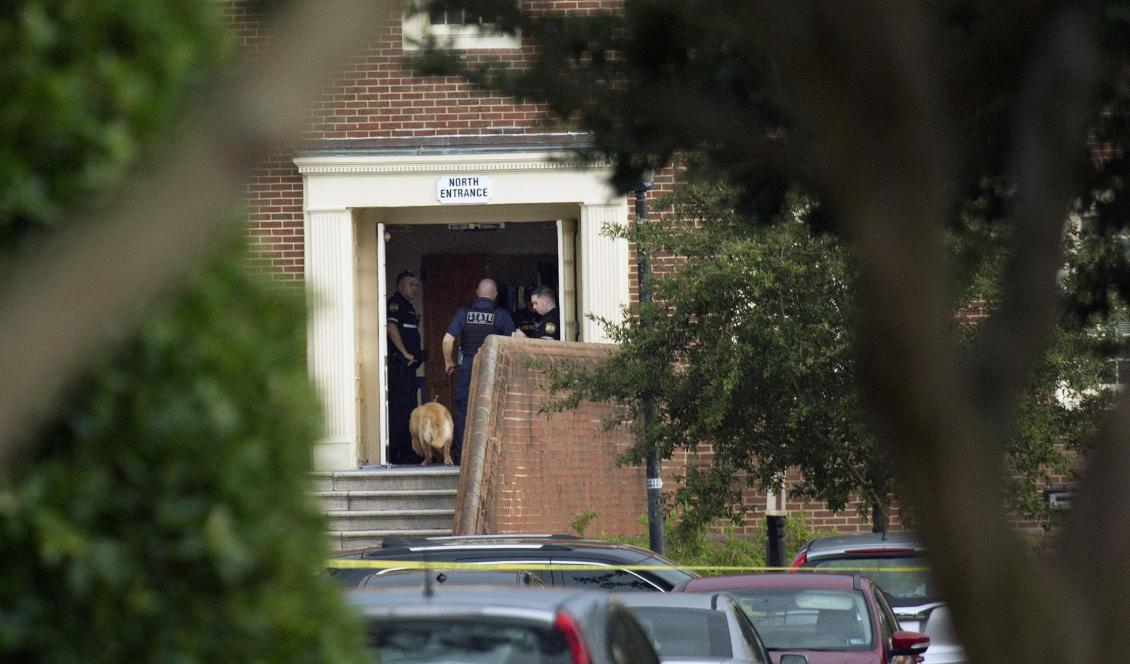 
Lokal polis arbetar tillsammans med FBI vid ingången till den byggnad där skjutningen ägde rum. Foto: L Todd Spencer/AP/TT                                                