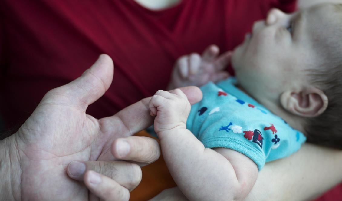 Utökade möjligheten för bägge föräldrarna att vara hemma samtidigt under barnets första år ledde till förbättrad hälsa för mammorna, är slutsatsen i en ny studie. Foto: Fredrik Sandberg/TT-arkivbild