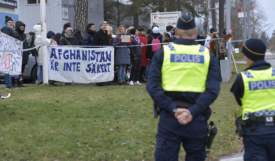 Demonstration vid Migrationsverkets lokaler i Märsta i samband med att ett 50-tal personer skulle tvångsutvisas till Afghanistan i höstas. Foto: Anders Wiklund/TT