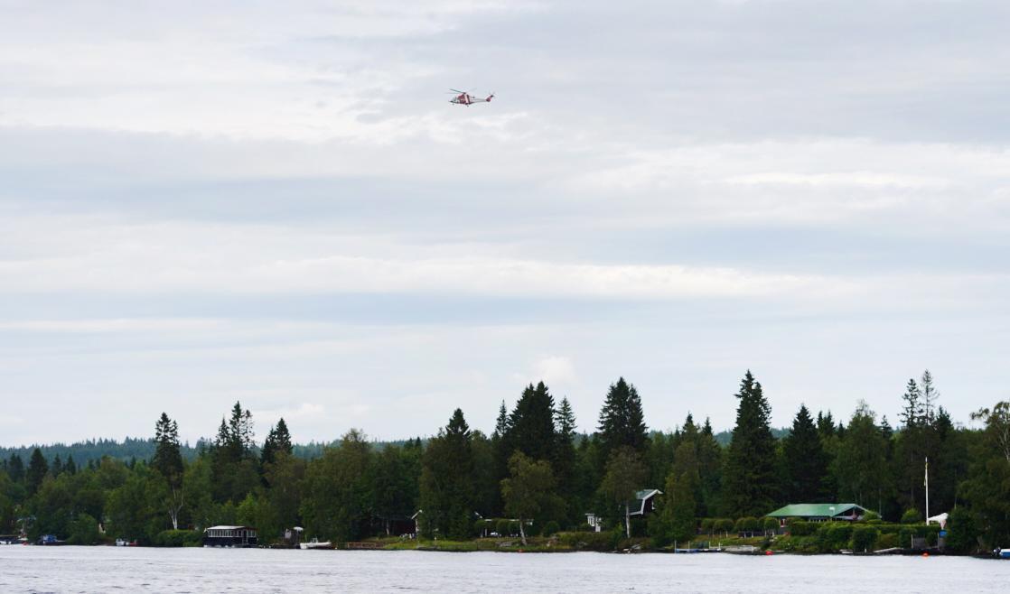 En räddningshelikopter ovanför olycksplatsen vid Storsandskär, vid Umeälven. Foto: Samuel Pettersson/TT