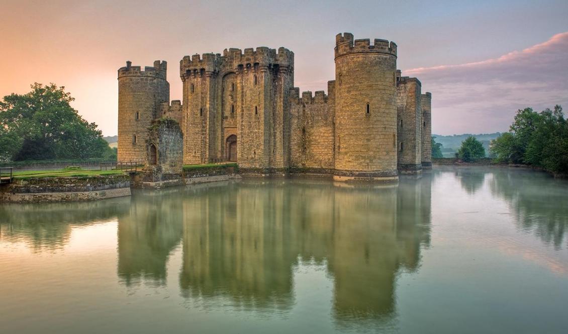 Bodiam Castle i East Sussex, England, byggdes med sin vallgrav 1385 av riddare sir Edward Dalyngrigge för att försvara området från fransk invasion under hundraårskriget.