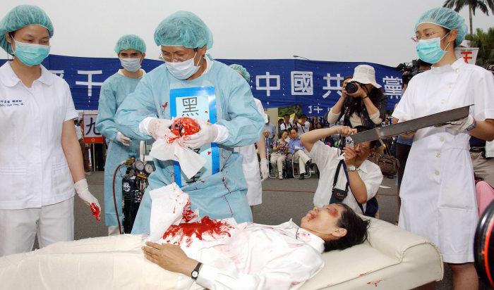Demonstranter dramatiserar Kinesiska regimens organstölder under en manifestation i Taipei, Taiwan 2006. Arkivbild. Foto: Patrick Lin/AFP/Getty Images