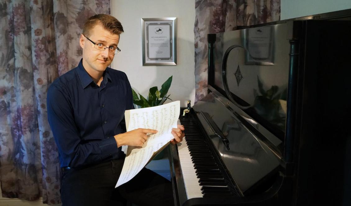 Konsertpianisten Henrik Kilhamn framför pianot. Foto: Privat