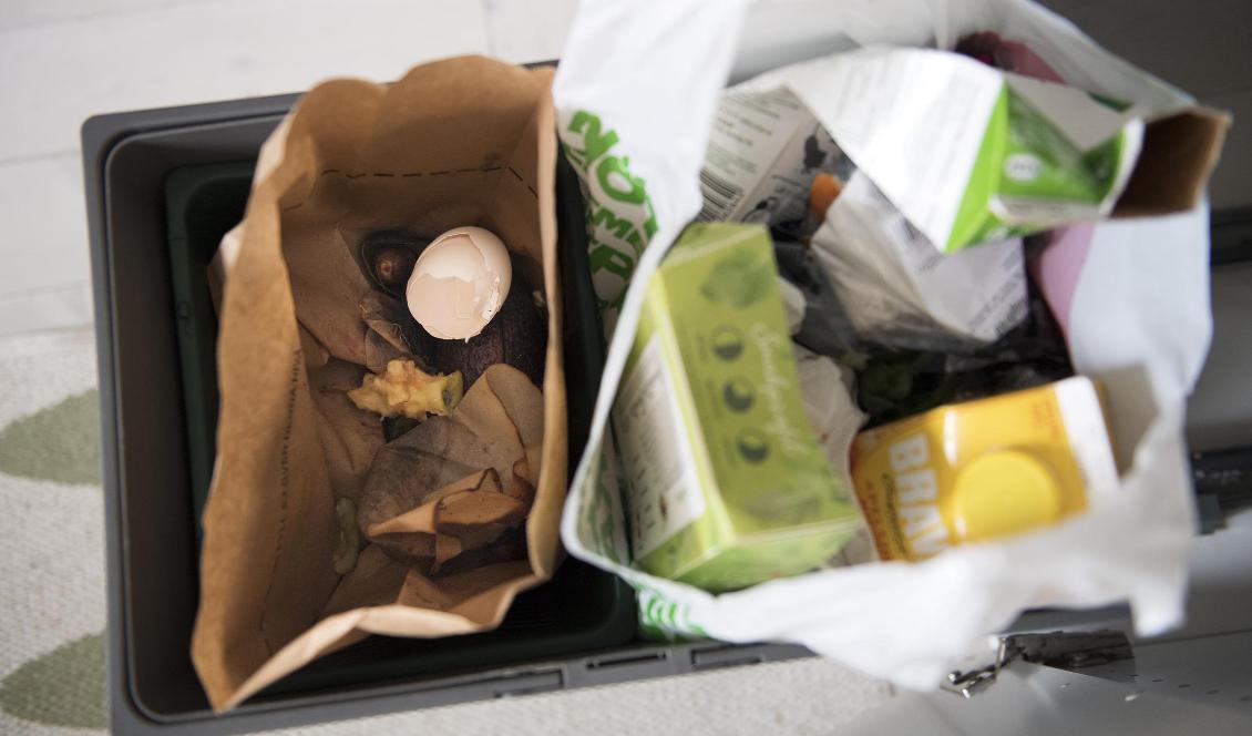 Dekaler på förpackningar ska göra det lättare att matcha dem med rätt återvinningskärl på återvinningsstationerna. Foto: Henrik Montgomery/TT-arkivbild