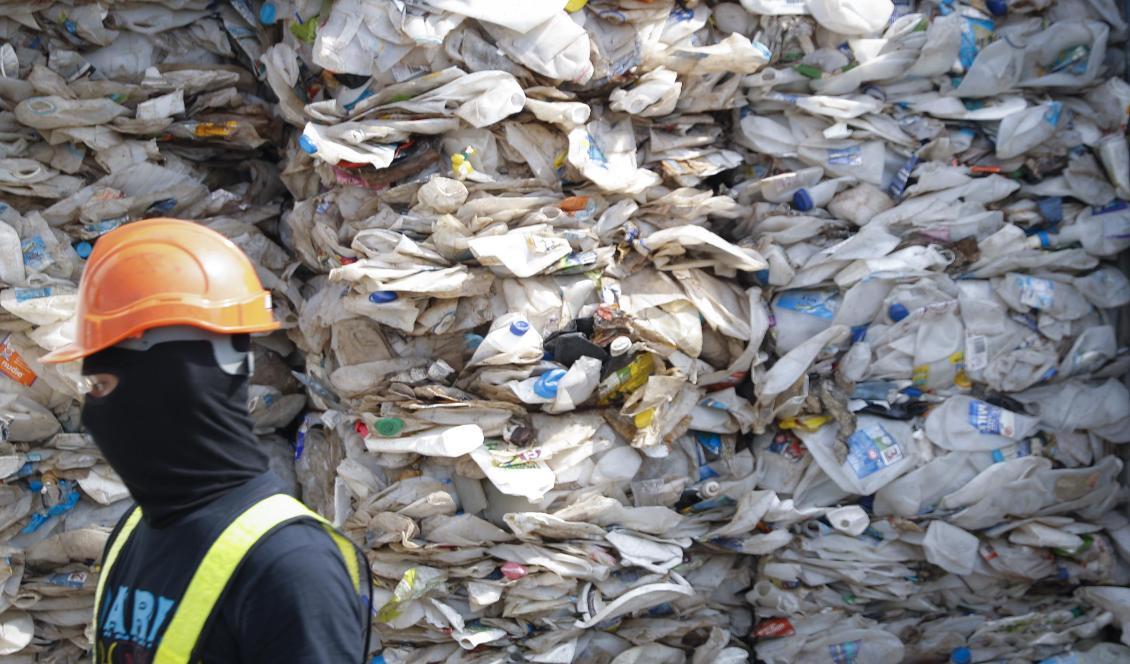 Tidigare har bland annat Malaysia och Filippinerna börjat skicka tillbaka flera containrar med sopor. Foto: Vincent Thian/AP/TT-arkivbild