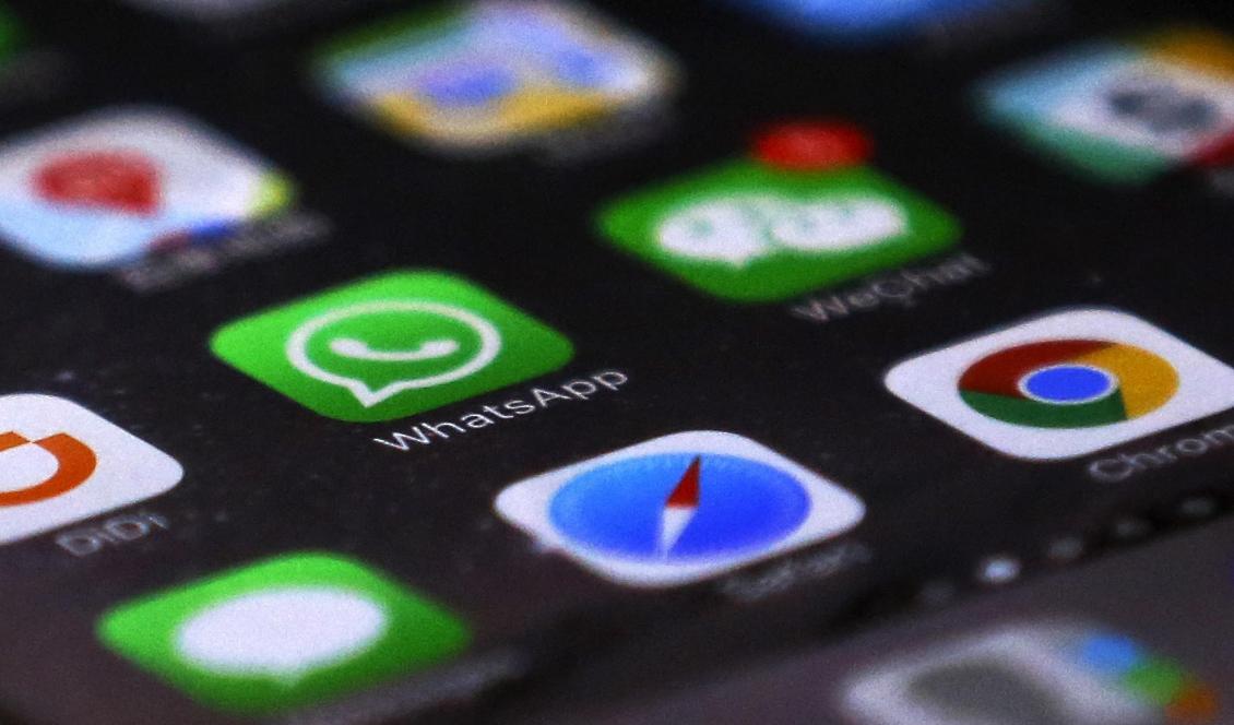 Gränspolis i Xinjang i Kina installerar appar som övervakar turisters telefoner. Foto: Andy Wong/TT-arkivbild