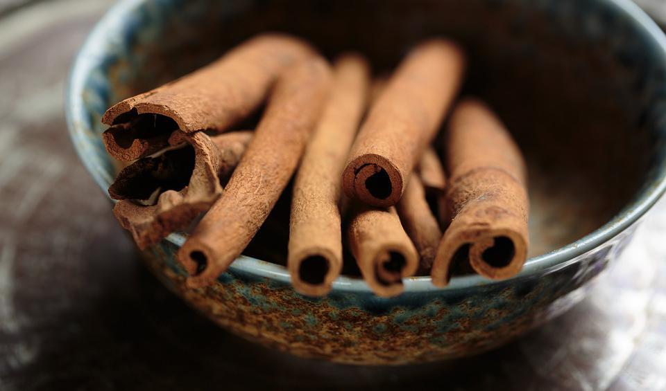 Det finns olika sorters kanel, ceylonkanel har en ljusare brun nyans och en mildare och sötare smak än kassiakanel, och kallas ofta "äkta" kanel.