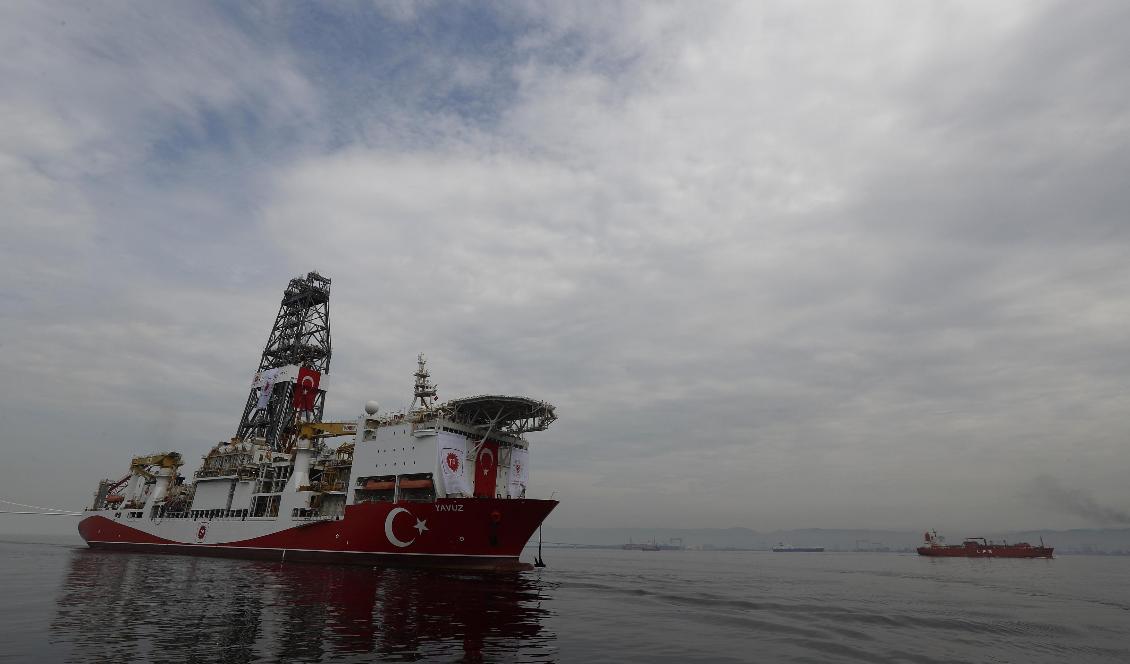 Turkiets 230 meter långa borrningsfartyg Yavuz korsar Marmarasjön på väg mot Medelhavet i slutet av juni. Foto: Lefteris Pitarakis/AP/TT