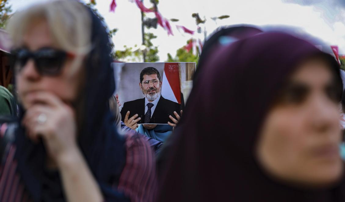 Demonstrationer för Muhammad Mursi i Istanbul i tisdags. Foto: Emrah Gurel/AP/TT