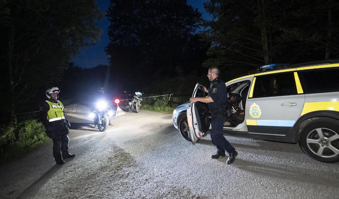 Polisen spärrade av ett större område där ett mindre enmotorigt flygplan kraschat. Foto: Johan Nilsson/TT