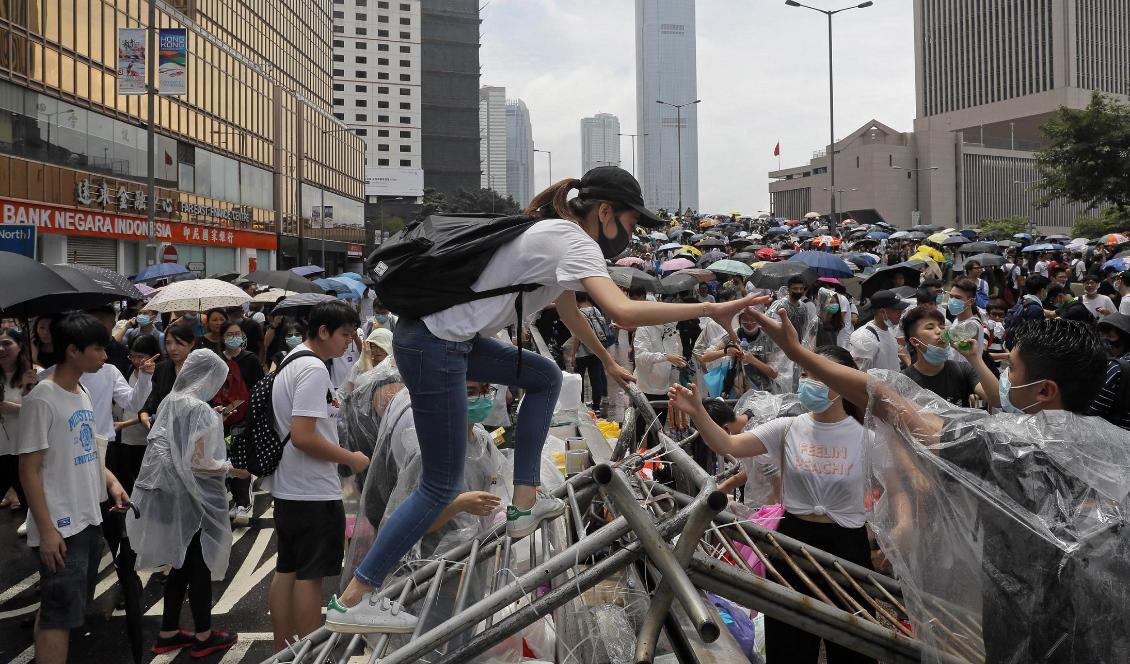

Demonstrationer utanför rådsbyggnaden i Hongkong. Foto: Kin Cheung/AP/TT                                                                                                
