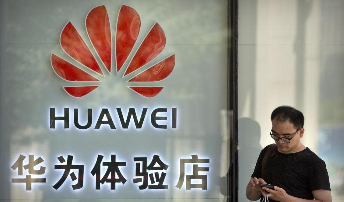 En studie tyder på att vissa av Huaweis anställda kan ha kopplingar till militären. Foto: Mark Schiefelbein/AP/TT-arkivbild