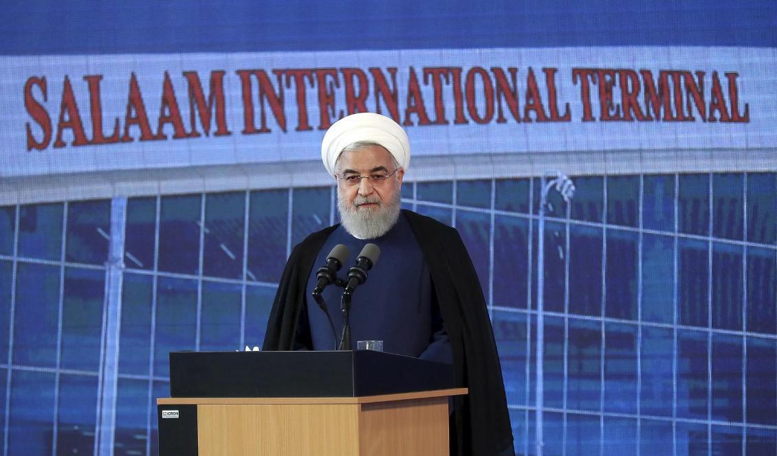 Irans president Hassan Rohani talar under en ceremoni på flygplatsen i Teheran den 18 juni. Foto: TT/AP