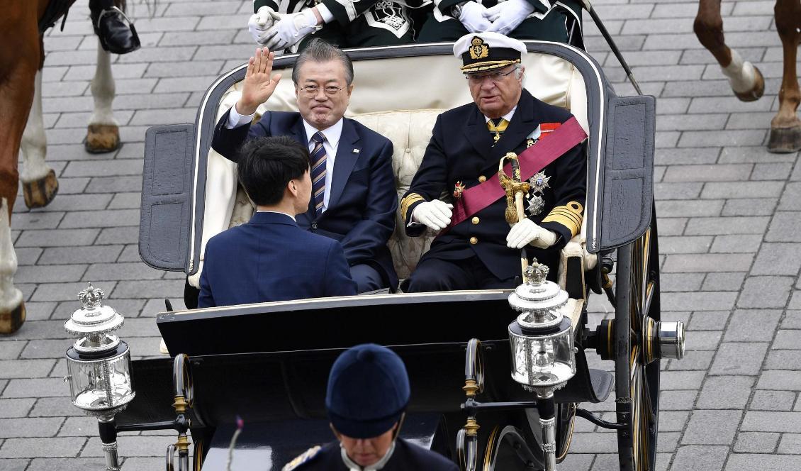 Kung Carl Gustaf och Sydkoreas president Moon Jae-In åker kortege genom Stockholm. Sydkoreas presidentpar är på ett två dagar långt statsbesök i Sverige. Foto: Henrik Montgomery/TT