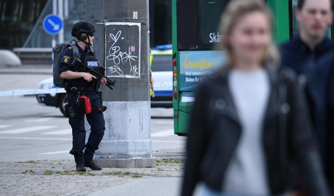 En man har blivit skjuten av polis på Malmö centralstation. Stationen har utrymts och det nationella bombskyddet är på platsen. Foto: Johan Nilsson/TT