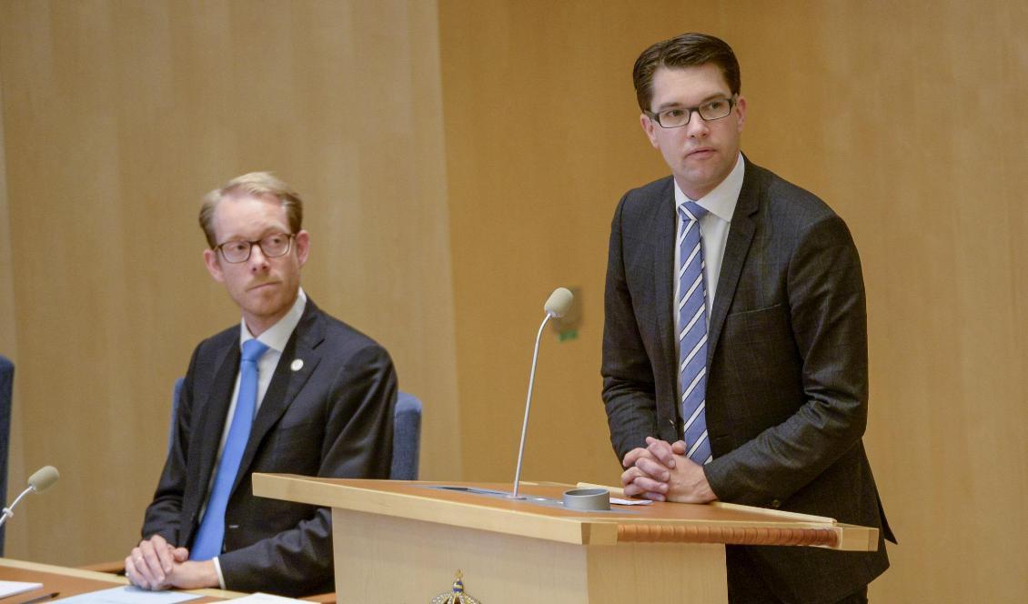 SD-ledaren Jimmie Åkesson och Moderaternas gruppledare, den tidigare vice talmannen och migrationsministern Tobias Billström, här på en bild från 2014. Foto: Jonas Ekströmer/TT-arkivbild