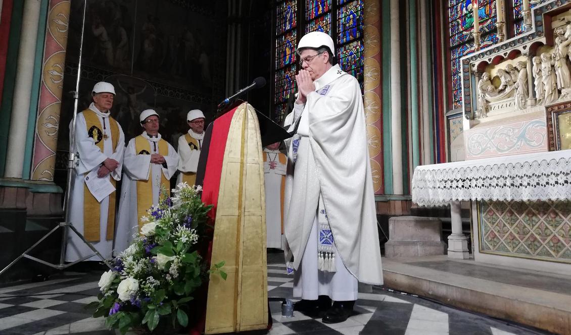 Paris ärkebiskop Michel Aupetit, klädd i hjälm, leder den första mässan efter branden i Notre Dame. Foto: Karine Perret/AP/TT