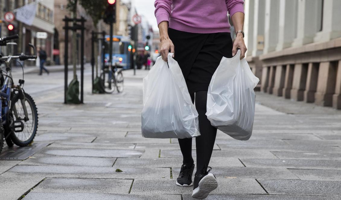 En plastpåse kan komma att kosta upp till sju kronor i framtiden. Foto: Berit Roald/NTB/TT-arkivbild