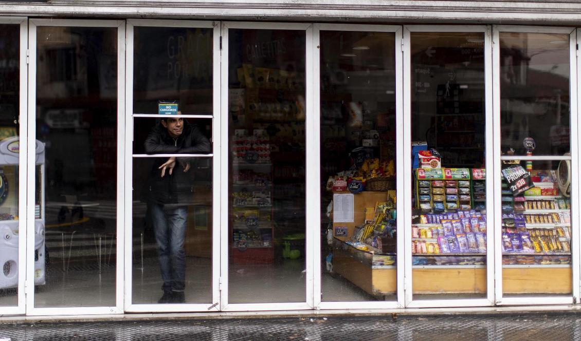 
En man står inne i en nedsläckt affär i Buenos Aires i Argentina som drabbats av det omfattande strömavbrottet i Sydamerika på söndagen. Foto: Tomas F. Cuesta/AP/TT                                                