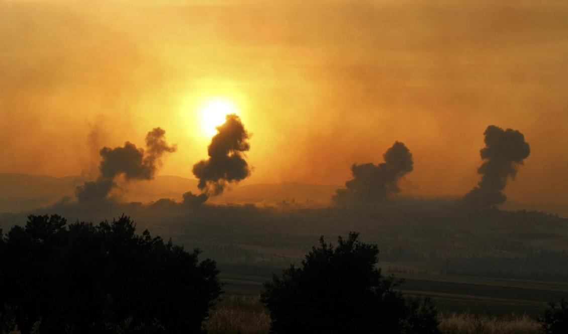 Tidigare bombningar över Idlib i Syrien. Foto: Syrian Civil Defense White Helmets/AP/TT-arkivbild